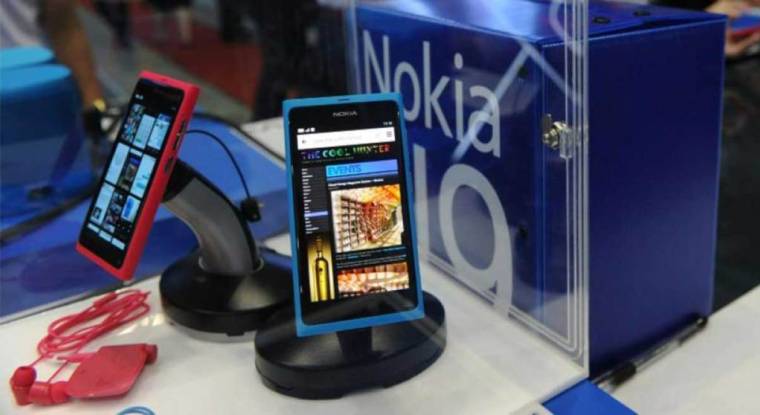Des smartphones Nokia N9 dans une exposition à Singapour. (© R. Rahman / AFP)