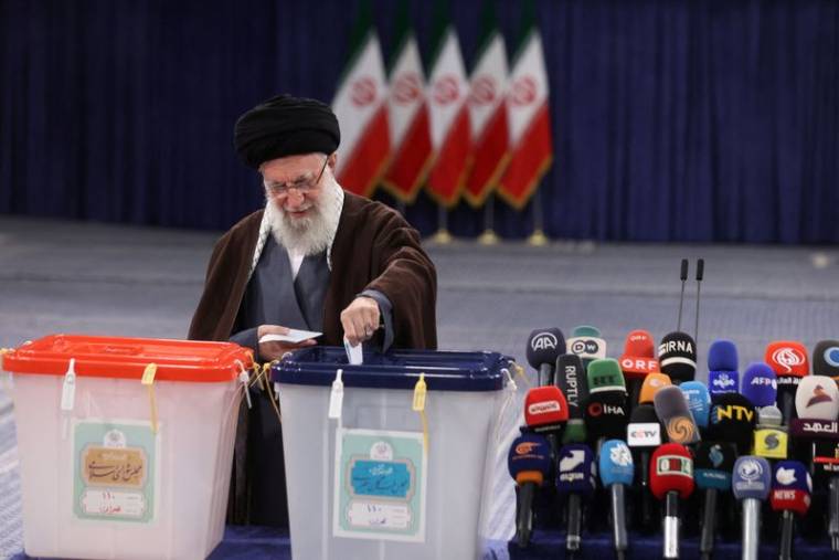 Le guide suprême de la Révolution iranienne, l'ayatollah Ali Khamenei vote lors des élections législatives à Téhéran