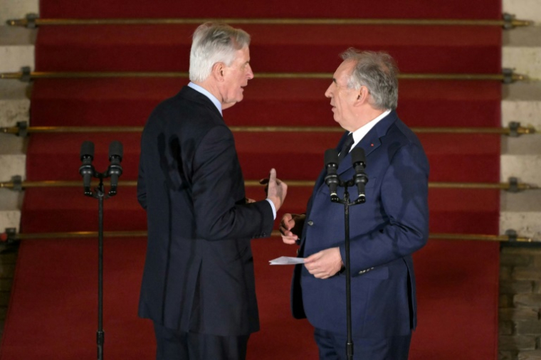 Le Premier ministre sortant Michel Barnier et son successeur François Bayrou lors de la cérémonie de passation de pouvoir à Matignon à Paris le 13 décembre 2024 ( POOL / Bertrand GUAY )