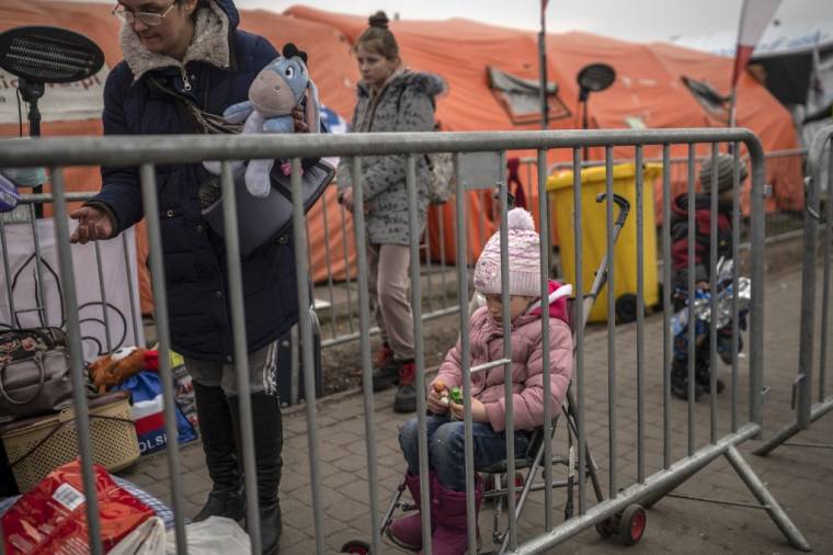 Des réfugiés ukrainiens à Medyka, en Pologne, le 29 mars 2022. ( AFP / ANGELOS TZORTZINIS )