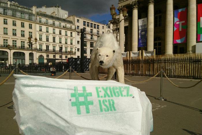 Un ours famélique devant la Bourse de Paris pour sensibiliser les épargnants à l'investissement responsable