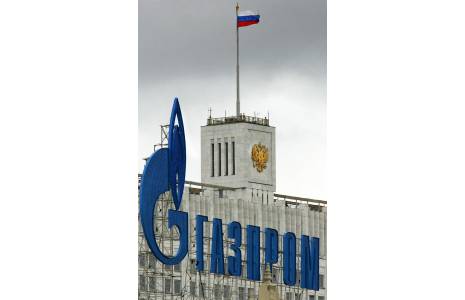 Le logo de Gazprom devant le siège du gouvernement russe à Moscou ( AFP / ALEXANDER NEMENOV )