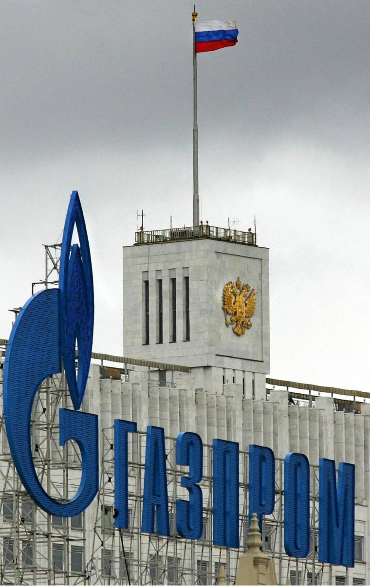 Le logo de Gazprom devant le siège du gouvernement russe à Moscou ( AFP / ALEXANDER NEMENOV )