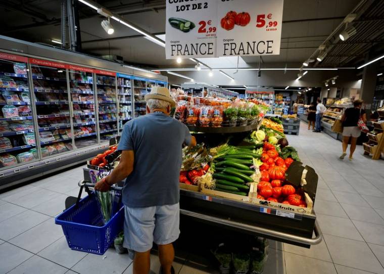Un client fait ses courses dans un supermarché à Nice, France