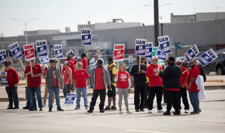 Des membres du syndicat UAW en grève rassemblés devant l'usine Ford de Wayne, le 16 septembre 2023 dans le Michigan ( Getty / BILL PUGLIANO )