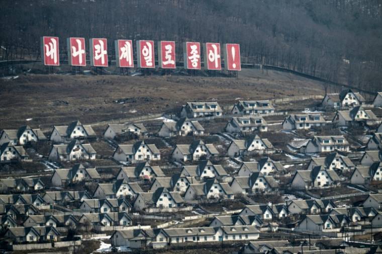 Le comté nord-coréen de Chunggang où un panneau géant porte l'inscription "Mon pays est le meilleur", vu depuis les environs de la ville frontalière chinoise de Linjiang, dans la province de Jilin, au nord-est de la Chine, le 29 février 2024 ( AFP / Pedro PARDO )