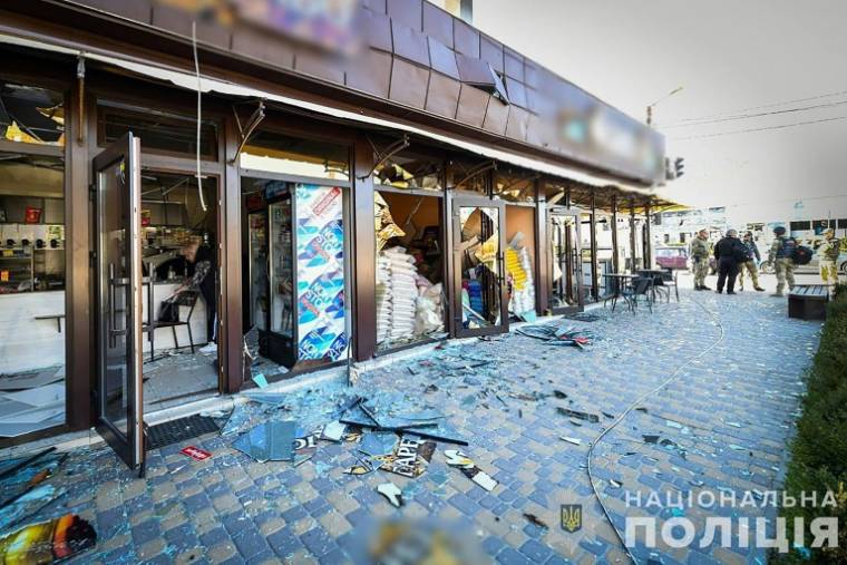 Photo diffusée par la police nationale ukrainienne ,le 5 avril 2024, d'un bâtiment endommagé après une attaque de missile à Zaporijjia ( National Police of Ukraine / Handout )