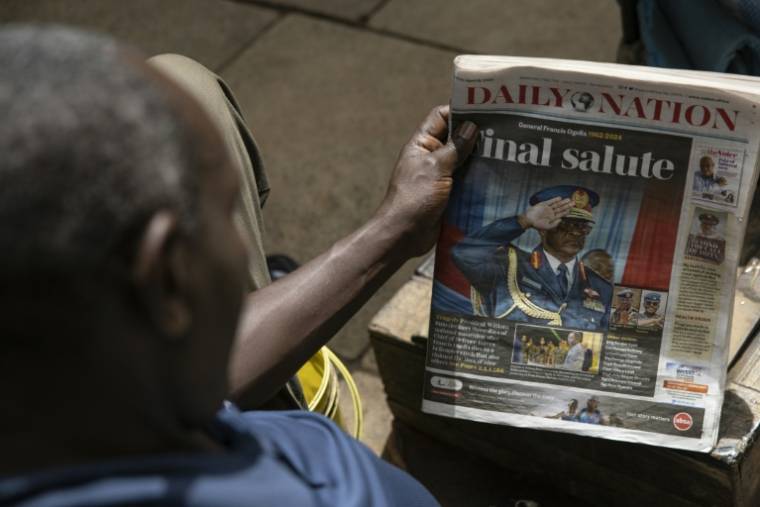 Un homme regarde la Une du journal Daily Nation sur la mort dans un accident d'hélicoptère du chef des armées, le général Francis Omondi Ogolla, le 19 avril 2024 à Nairobi, au Kenya ( AFP / SIMON MAINA )