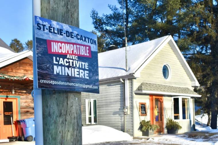 Des affiches pouvant lire "St-Élie-de-Caxton, incompatible avec l'activité minière" sont installées à plusieurs endroits à St-Élie-de-Caxton, Quebec, Canada le 20 février 2024  ( AFP / Genevieve Normand )