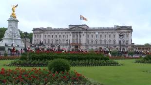 Le roi Charles III sort du palais de Buckingham pour le Trooping the Colour