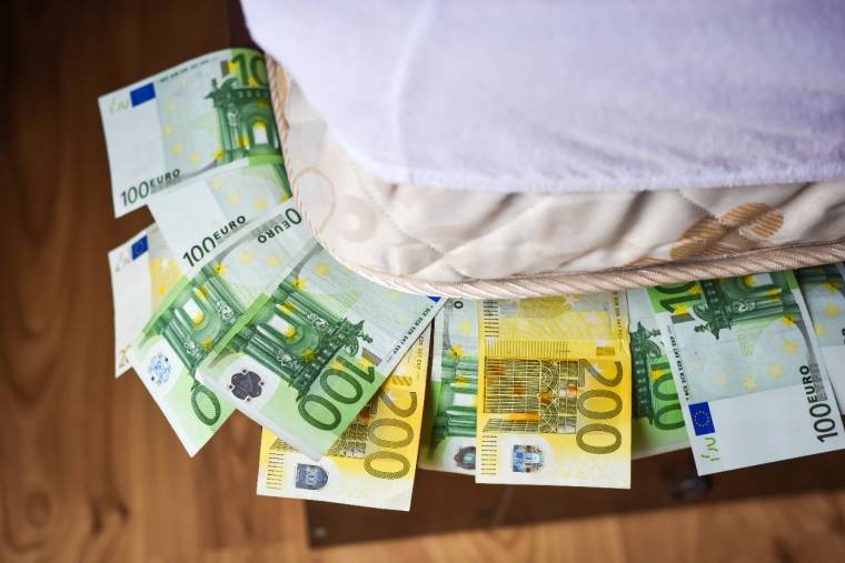 Dans le portefeuille, une cachette ou un coffre-fort, beaucoup de Français choisissent de garder de l'argent liquide chez eux. ©  IoaBal - stock.adobe.com