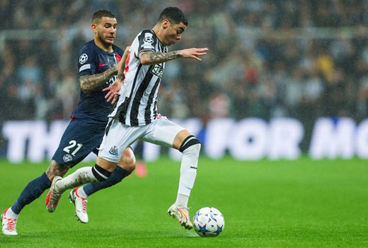 Miguel Almirón of Newcastle United is chased down by Lucas Hernández of Paris Saint-Germain during the UEFA Champions League Group F match at St. James's Park, NewcastlePicture by Andy Sumner/Focus Images/Sipa USA ??04/10/2023 - Photo by Icon sport