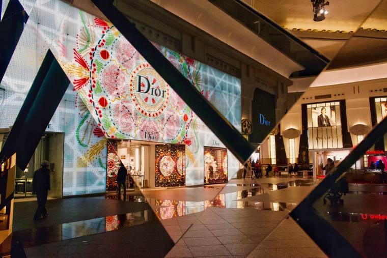 Sur les neuf premiers mois de 2022, le groupe Christian Dior a réalisé des ventes de 56,5 milliards d’euros, en hausse de 28 % par rapport à la même période de 2021. (crédit : midnightbreakfastcafe / Flickr / CC BY 2.0)