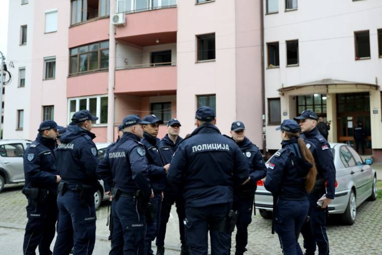 Des policiers supervisent l'évacuation des habitants d'un quartier de Niš, après la découverte sur un chantier de construction d'une bombe non explosée de l'époque des bombardements de l'OTAN en 1999, le 21 avril 2024 en Serbie ( AFP / Sasa Djordjevic )