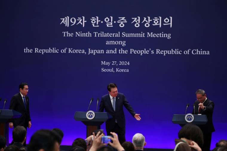 De G à D, le Premier ministre japonais Fumio Kishida, le président sud-coréen Yoon Suk Yeol et le Premier ministre chinois Li Qiang lors d'une conférence de presse conjointe à Séoul à l'issue d'un sommet, le 27 mai 2024 ( POOL / KIM HONG-JI )