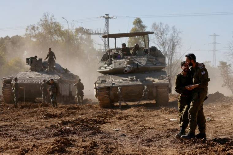 Des véhicules de l'armée israélienne reviennent de la bande de Gaza, dans le sud d'Israël