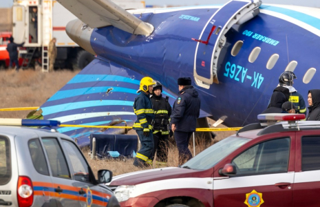 Des équipes d'urgence opèrent autour de l'avion  d'Azerbaijan Airlines qui s'est écrasé près d'Aktaou le 25 décembre 2024 ( AFP / Issa Tazhenbayev )