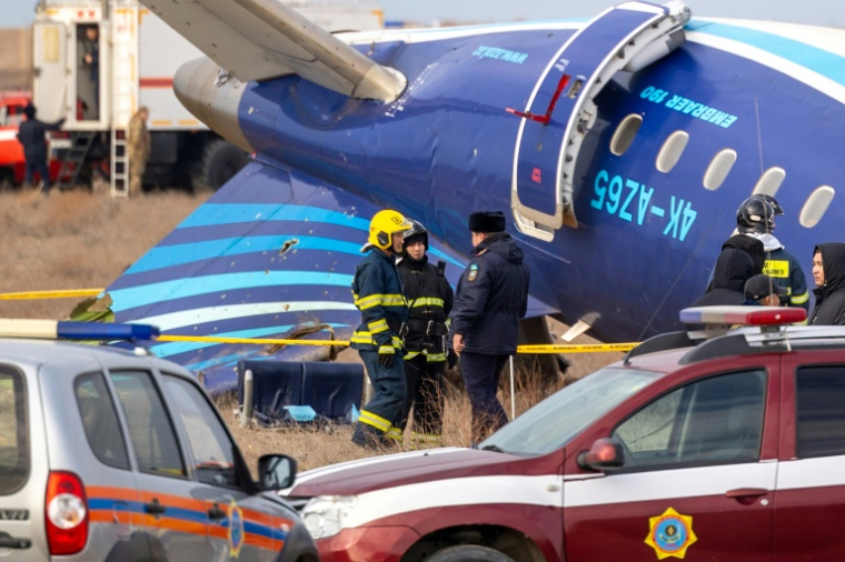 Des équipes d'urgence opèrent autour de l'avion  d'Azerbaijan Airlines qui s'est écrasé près d'Aktaou le 25 décembre 2024 ( AFP / Issa Tazhenbayev )