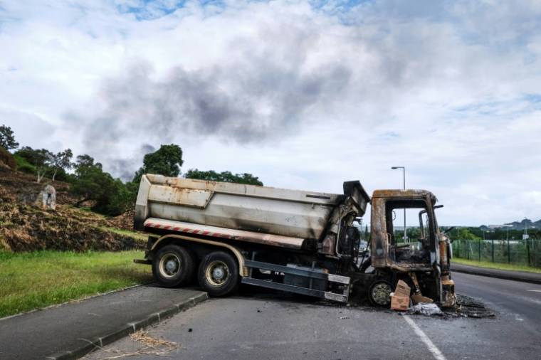 Un camion servant de barricade sur la route à Nouméa, le 21 mai 2024 en Nouvelle-Calédonie ( AFP / Theo Rouby )