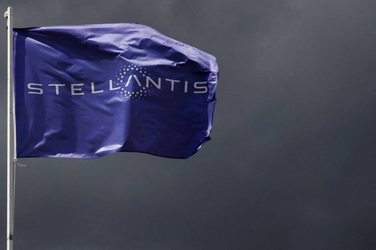Un drapeau avec le logo de Stellantis au siège de la société à Saint-Quentin-en-Yvelines