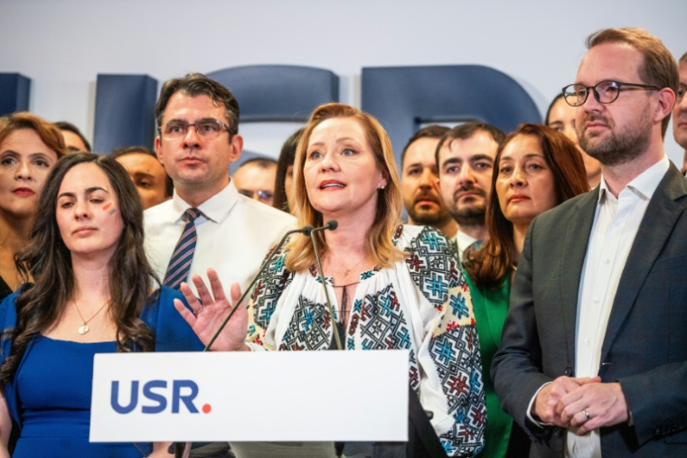 La dirigeante du parti de centre-droit USR, Elena Lasconi, le 1er décembre 2024 à Bucarest en Roumanie ( AFP / Mihai Barbu )