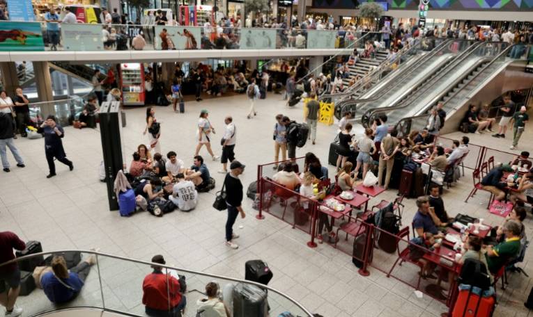 Des passagers à la gare Montparnasse à Paris le 26 juillet 2024 ( AFP / Thibaud MORITZ )