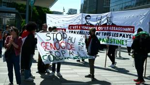 Des manifestants du NPA devant le tribunal judiciaire à Paris le 10 mai 2024 ( AFP / Miguel MEDINA )
