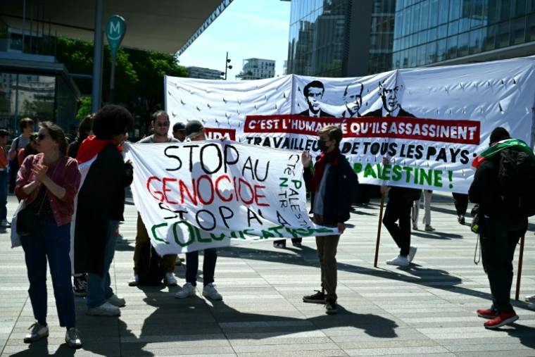 Des manifestants du NPA devant le tribunal judiciaire à Paris le 10 mai 2024 ( AFP / Miguel MEDINA )