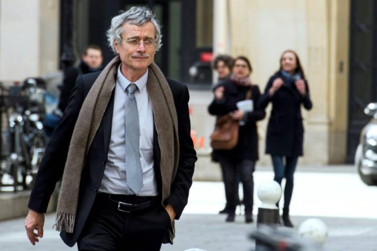 Le juge Renaud Van Ruymbeke (g) quitte le palais de justice de Paris après une audience impliquant l'ancien président Nicolas Sarkozy dans un scandale de financement de campagne, le 1er avril 2015 ( AFP / Martin BUREAU )