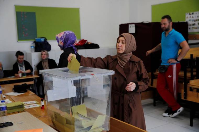 Photo d'une personne votant lors du second tour de l'élection présidentielle en Turquie