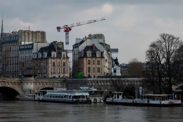 Vue de grues de construction à Paris