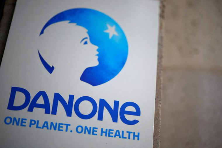 Logo du groupe alimentaire français Danone au siège de l'entreprise à Paris