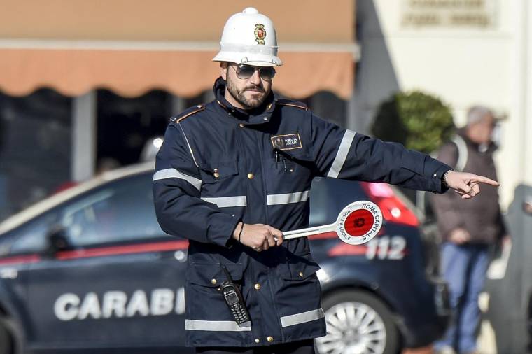 Un policier italien, à Rome, en 2015 (illustration) ( AFP / ANDREAS SOLARO )