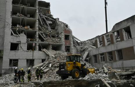Des sauveteurs déblayent les décombres d'un bâtiment détruit par une attaque de missile russe, le 17 avril 2024 à Tcherniguiv, en Ukraine ( AFP / Genya SAVILOV )