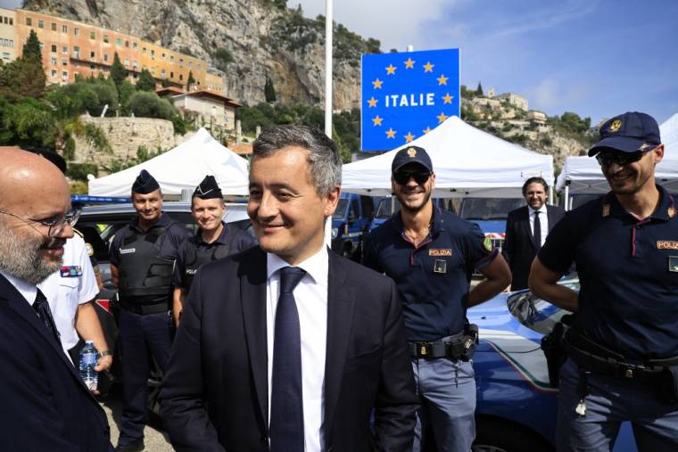 Le ministre de l'Intérieur Gérald Darmanin, avec des policiers français et italiens, à Menton, le 12 septembre.  ( AFP / VALERY HACHE )