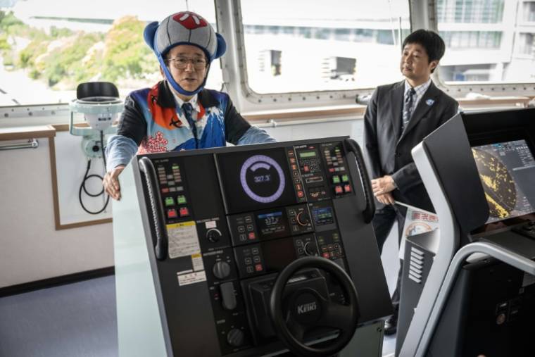 Hideki Tokoro, avec un chapeau bleu en forme de cétacé, président de l'entreprise Kyodo Senpaku, propriétaire et exploitante du Kangei Maru, le nouveau bateau-usine du Japon pour la pêche à la baleine bannie presque partout ailleurs dans le monde, s'exprime lors d'un point de presse à bord du navire dans le port de Tokyo le 23 mai 2024 ( AFP / Yuichi YAMAZAKI )