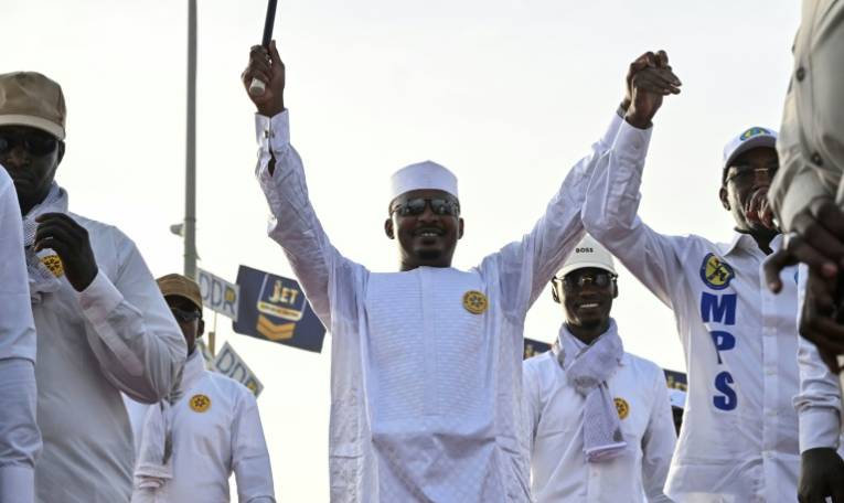 Le général Mahamat Idriss Déby Itno, candidat à la présidentielle du 6 mai, lors d'un meeting le 4 mai 2024 à N'Djamena ( AFP / Issouf SANOGO )