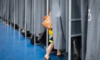 Une électrice entre dans l'isoloir pour voter aux élections européennes à Anse Vata, district de Noumea, en Nouvelle-Calédonie (France), le 9 juin 2024 ( AFP / Delphine Mayeur )