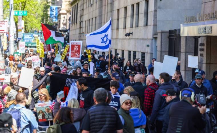 Pro-israéliens et pro-palestiniens se font face aux abords du campus de Columbia, à New York, aux Etats-Unis, le 22 avril 2024 ( AFP / Charly TRIBALLEAU )