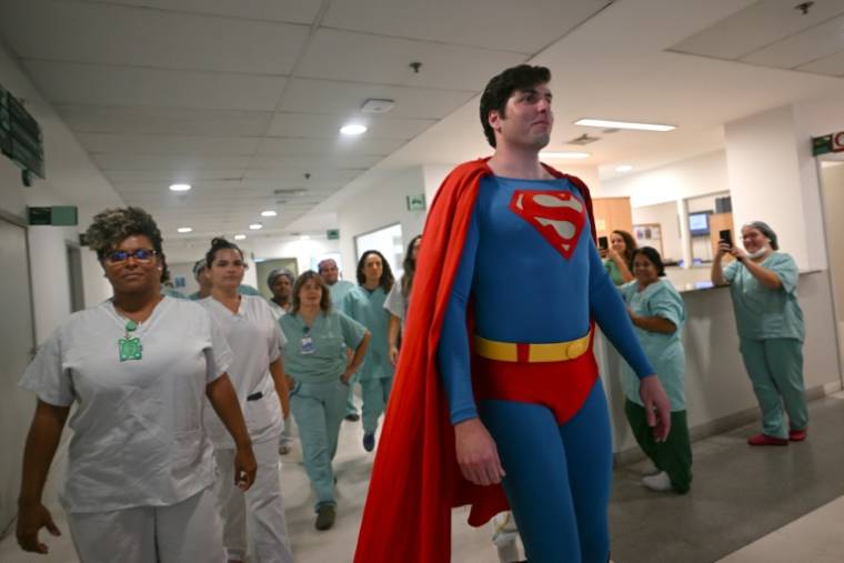 Leonardo Muylaert, le "Superman brésilien",  lors d'une visite à l'hôpital de Rio de Janeiro, le 18 mars 2024 ( AFP / Mauro PIMENTEL )