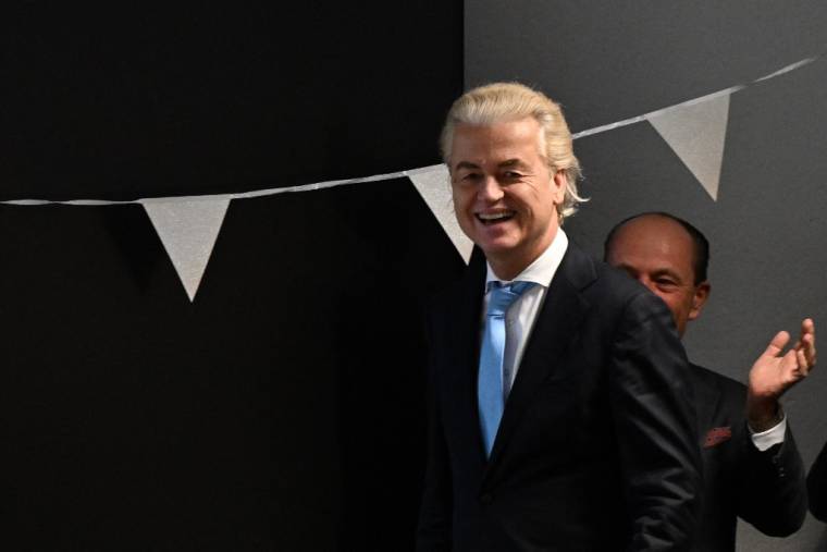 Le chef du Parti pour la liberté (PVV) Geert Wilders arrive à une réunion post-électorale à la Haye le 23 novembre 2023.  ( AFP / JOHN THYS )