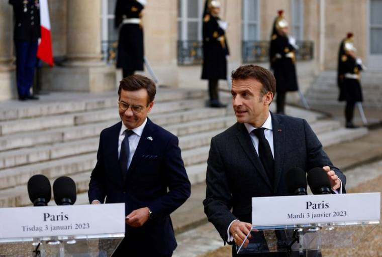 Le président français Emmanuel Macron et le Premier ministre suédois avant une réunion à l'Elysée à Paris