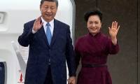 Le président chinois Xi Jinping (G) et son épouse Peng Liyuan arrivent en France pour une visite officielle de deux jours, le 5 mai 2024 à l'aéroport d'Orly ( POOL / Michel Euler )
