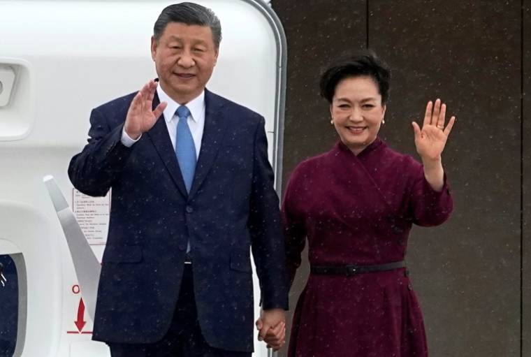 Le président chinois Xi Jinping (G) et son épouse Peng Liyuan arrivent en France pour une visite officielle de deux jours, le 5 mai 2024 à l'aéroport d'Orly ( POOL / Michel Euler )