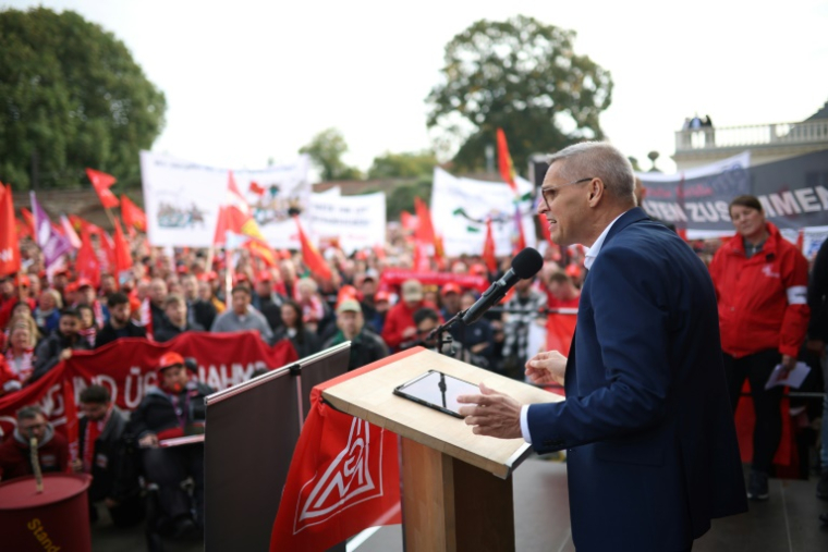 Thorsten Gröger, négociateur pour IG Metall, lors du rassemblement à Hanovre, le 25 septembre 2024 ( AFP / Ronny HARTMANN )