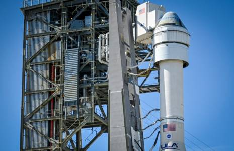 La fusée Atlas V d'ULA portant le vaisseau Starliner de Boeing, au Centre spatial Kennedy de Cap Canaveral, en Floride (sud-est des Etats-Unis), le 5 mai 2024 ( Miguel J. Rodriguez Carrillo / AFP / Miguel J. Rodriguez Carrillo )