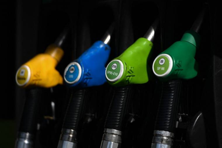 La ristourne sur les carburants a été prolongée jusqu'à la fin de l'été ( AFP / VALENTINE CHAPUIS )