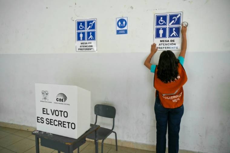 Une coordinatrice de bureau de vote prépare le matériel électoral pour un référendum, le 20 avril 2024 à Quito, en Equateur ( AFP / Rodrigo BUENDIA )