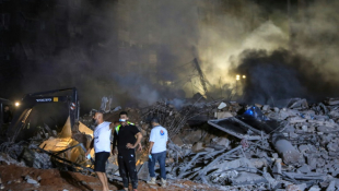 Des secouristes se tiennent sur les décombres d'un bâtiment détruit par une frappe israélienne dans le quartier Haret Hreik, dans la banlieue sud de Beyrouth, au Liban, le 27 septembre 2024 ( AFP / - )