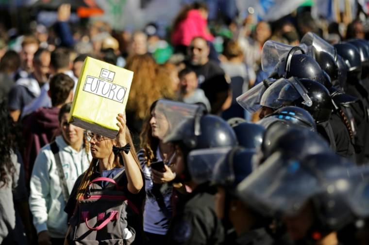 Mnifestation contre l'ajustement budgétaire des universités publiques à Buenos Aires, le 23 avril 2024 en Argentine ( AFP / Emiliano Lasalvia )